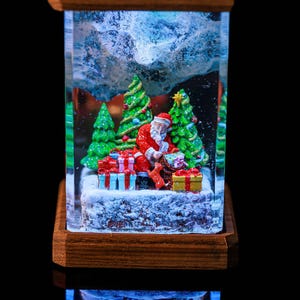 Handmade Santa Claus Resin Lamp – Christmas Diorama Night Light, Epoxy Holiday Table Lamp, Festive Unique Gift for Him or Her